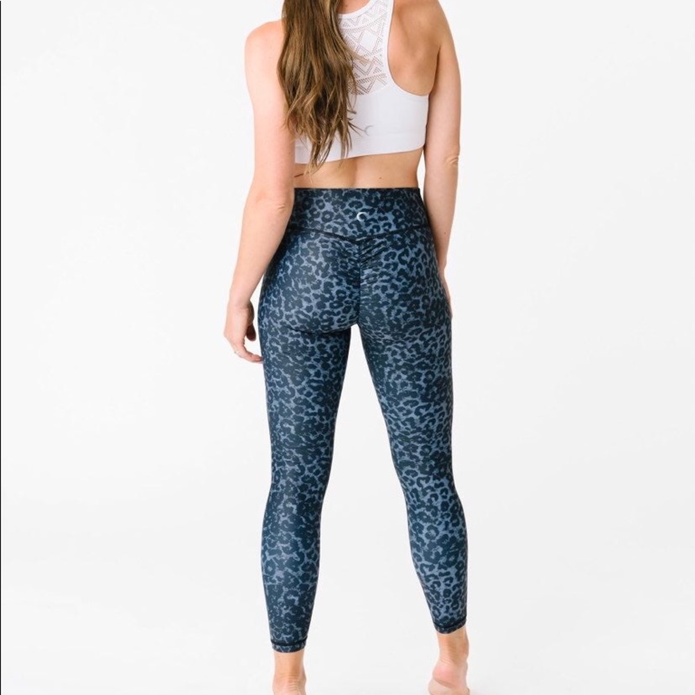 Stone Leopard Scrunchy Light n Lux 7/8 24" legging